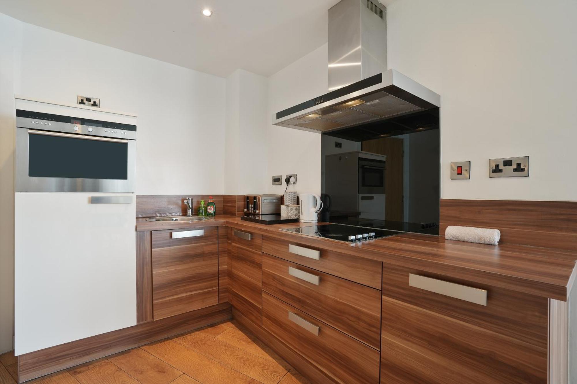 Apartment Spacious 2 Bed 98 - Centre, Great Views & Free Netflix - Hosted By Host Save